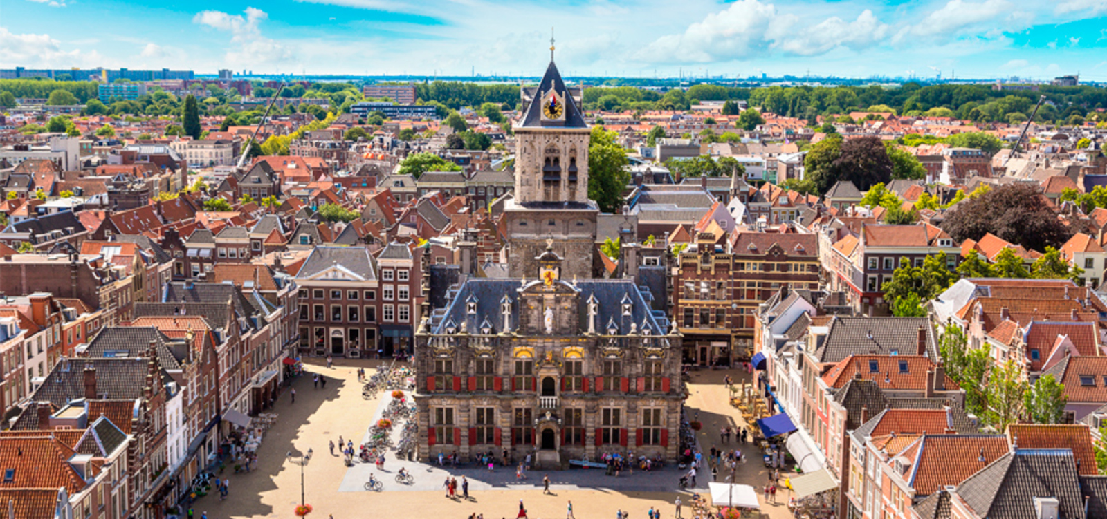 Straatbeeld met historische bebouwing in Delft