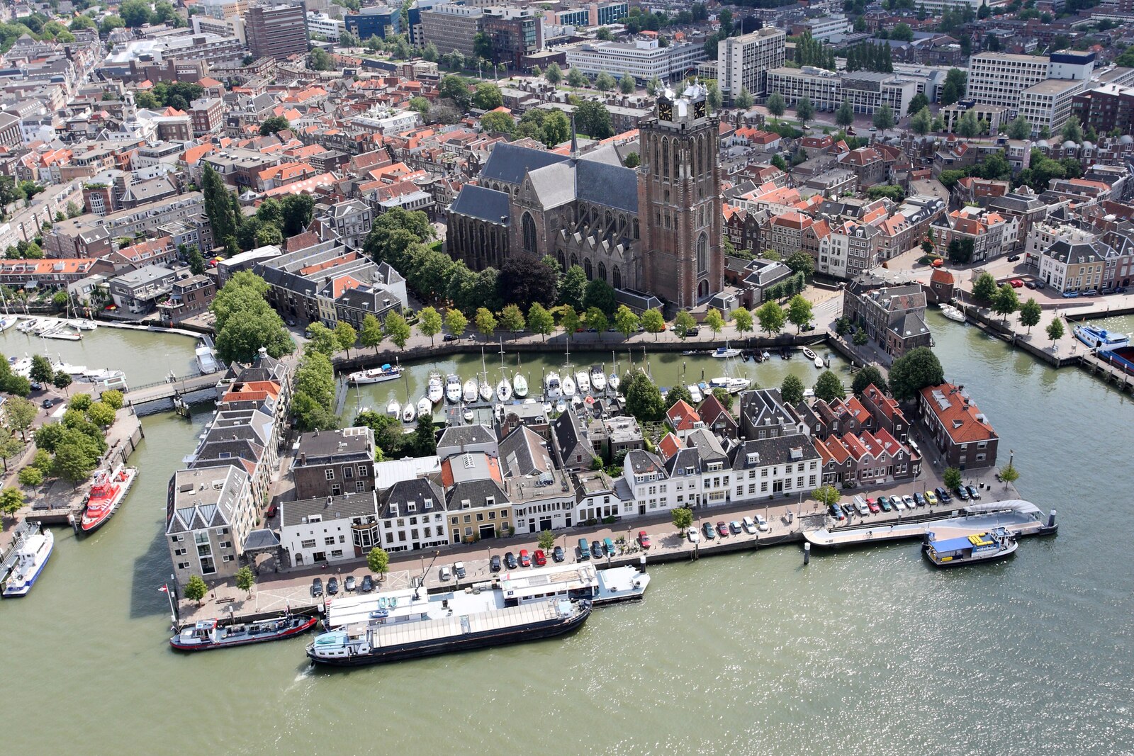 Straatbeeld met historische bebouwing in Dordrecht