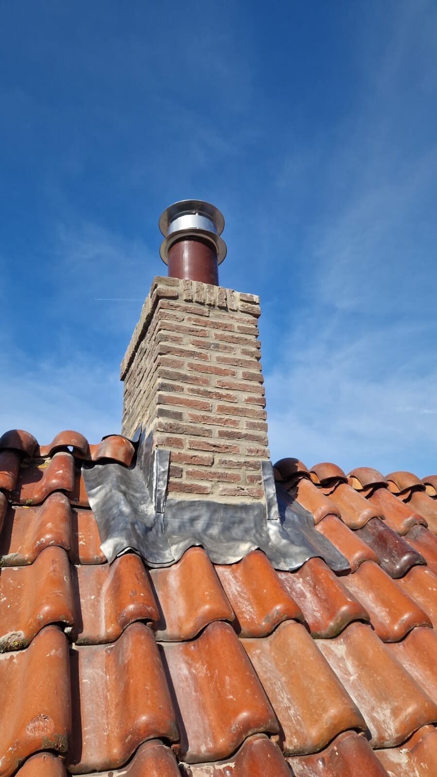 Teamlid van De Schoorsteen Meesters bij een schoorsteenproject