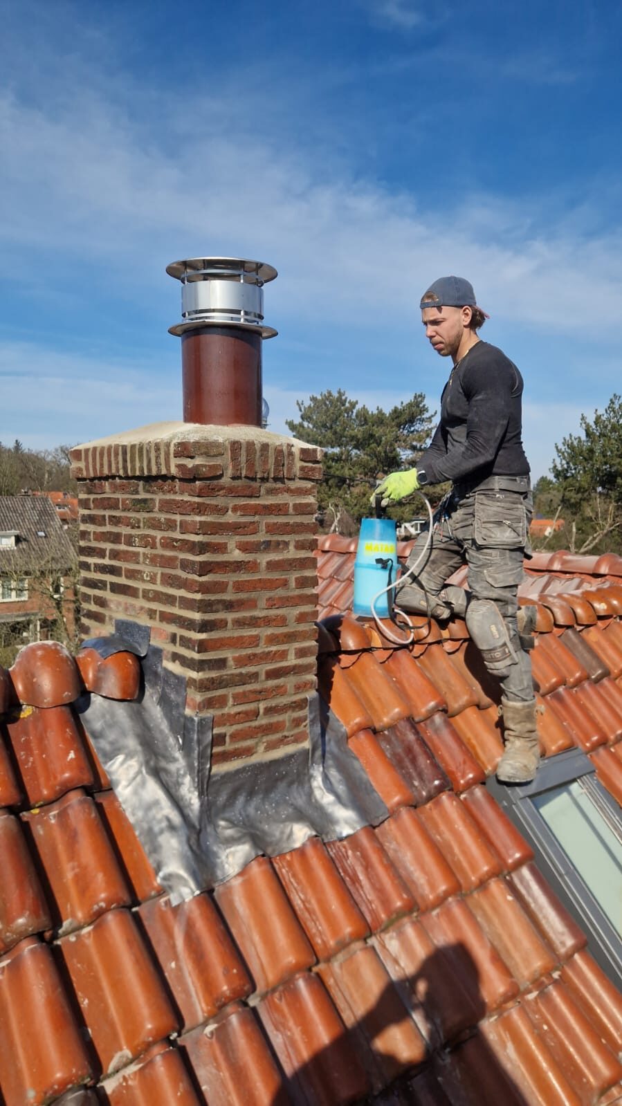 Team van De Schoorsteen Meesters aan het werk op locatie
