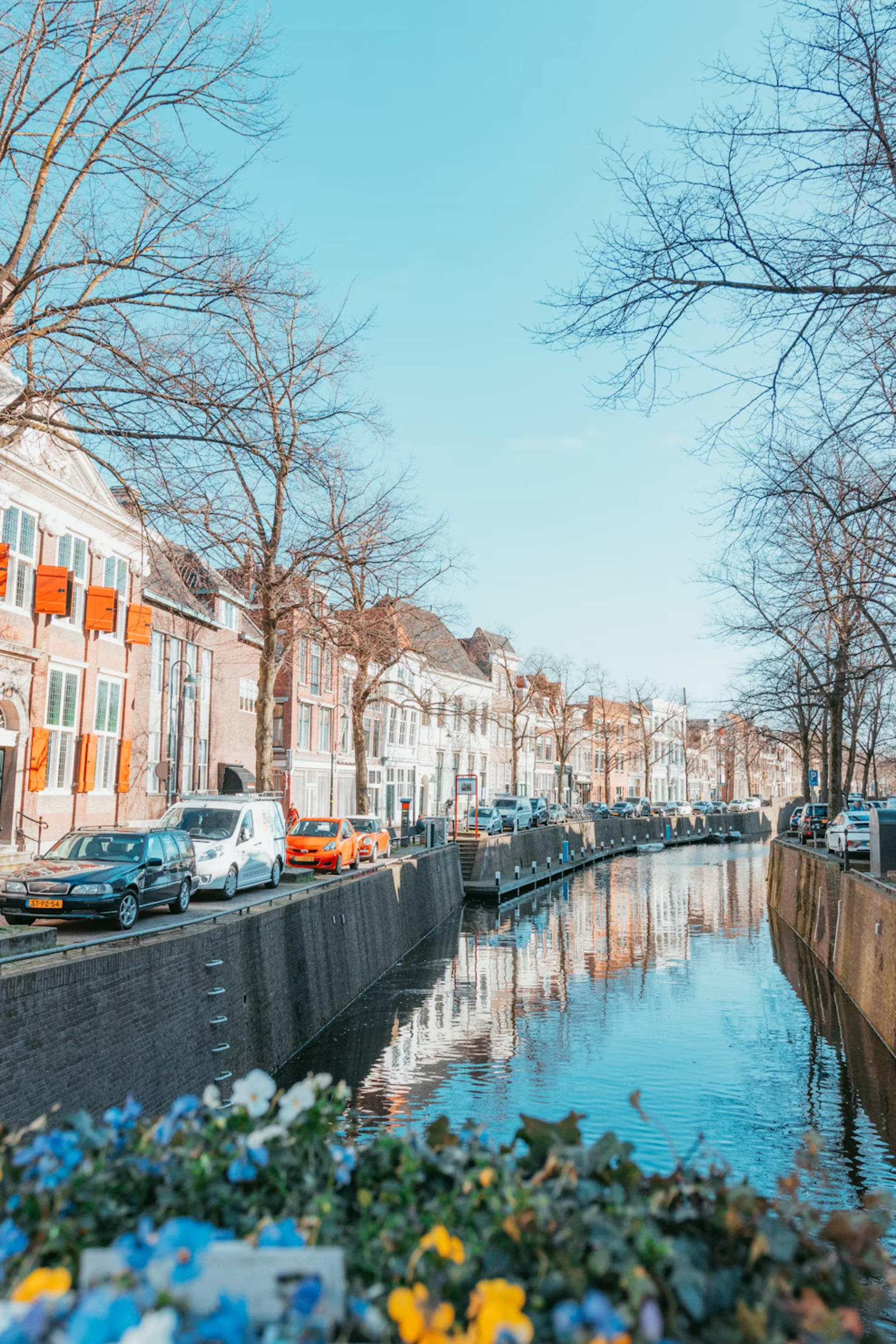 Straatbeeld met historische bebouwing in Gouda