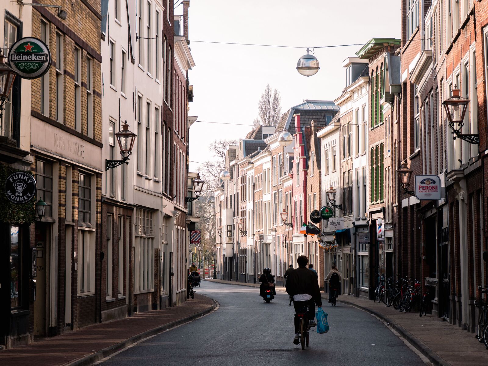 Straatbeeld aan het Noordeinde in Leiden