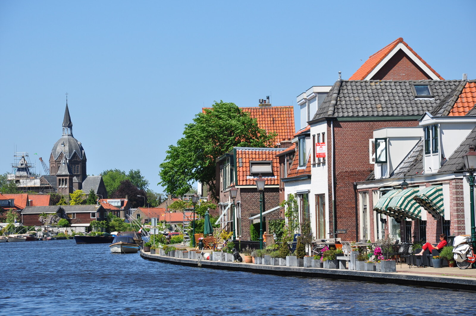 Straatbeeld met water en bebouwing in Leiderdorp