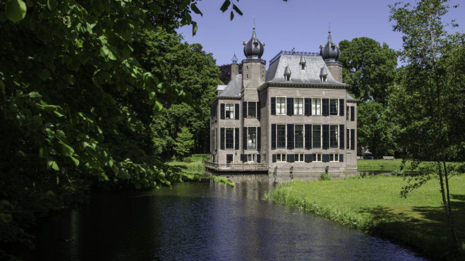 Straatbeeld met groen en bebouwing in Oegstgeest