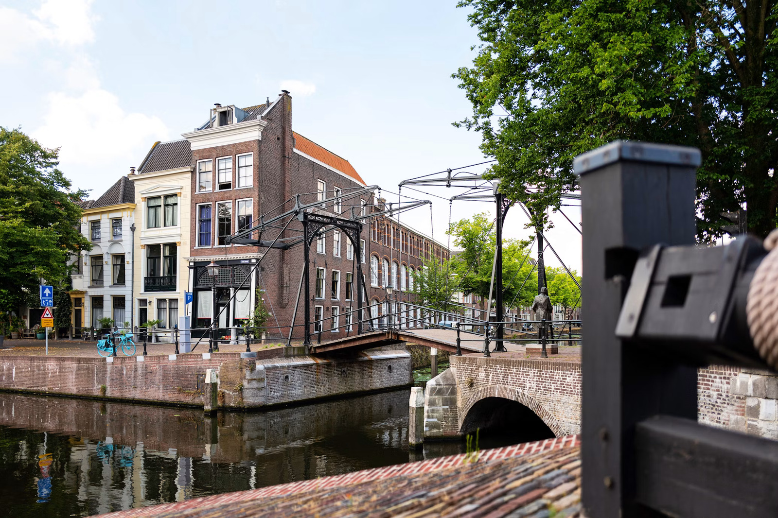 Straatbeeld met historische bebouwing in Schiedam