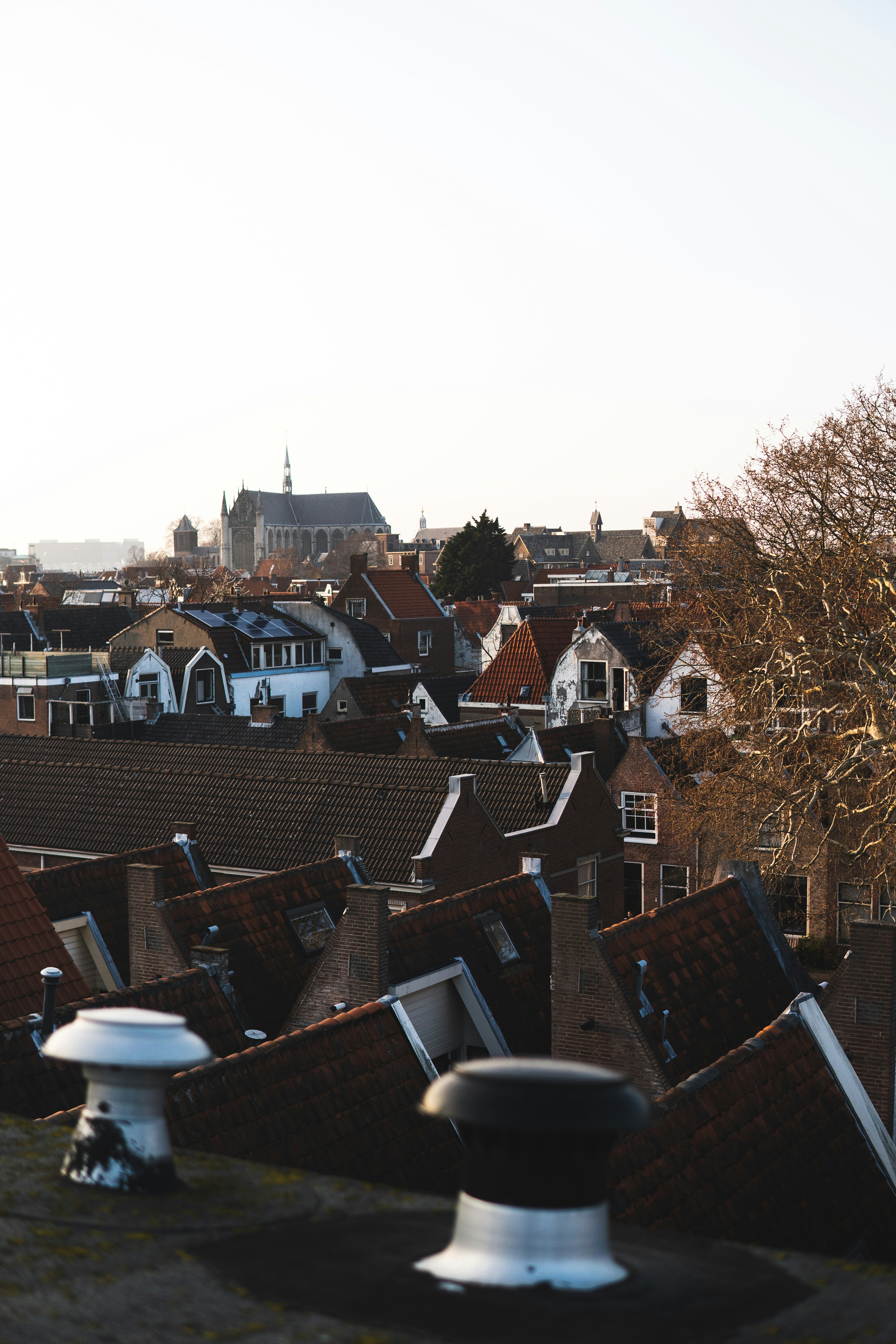 Schoorsteen met sporen van vocht als voorbeeld van schoorsteenlekkage