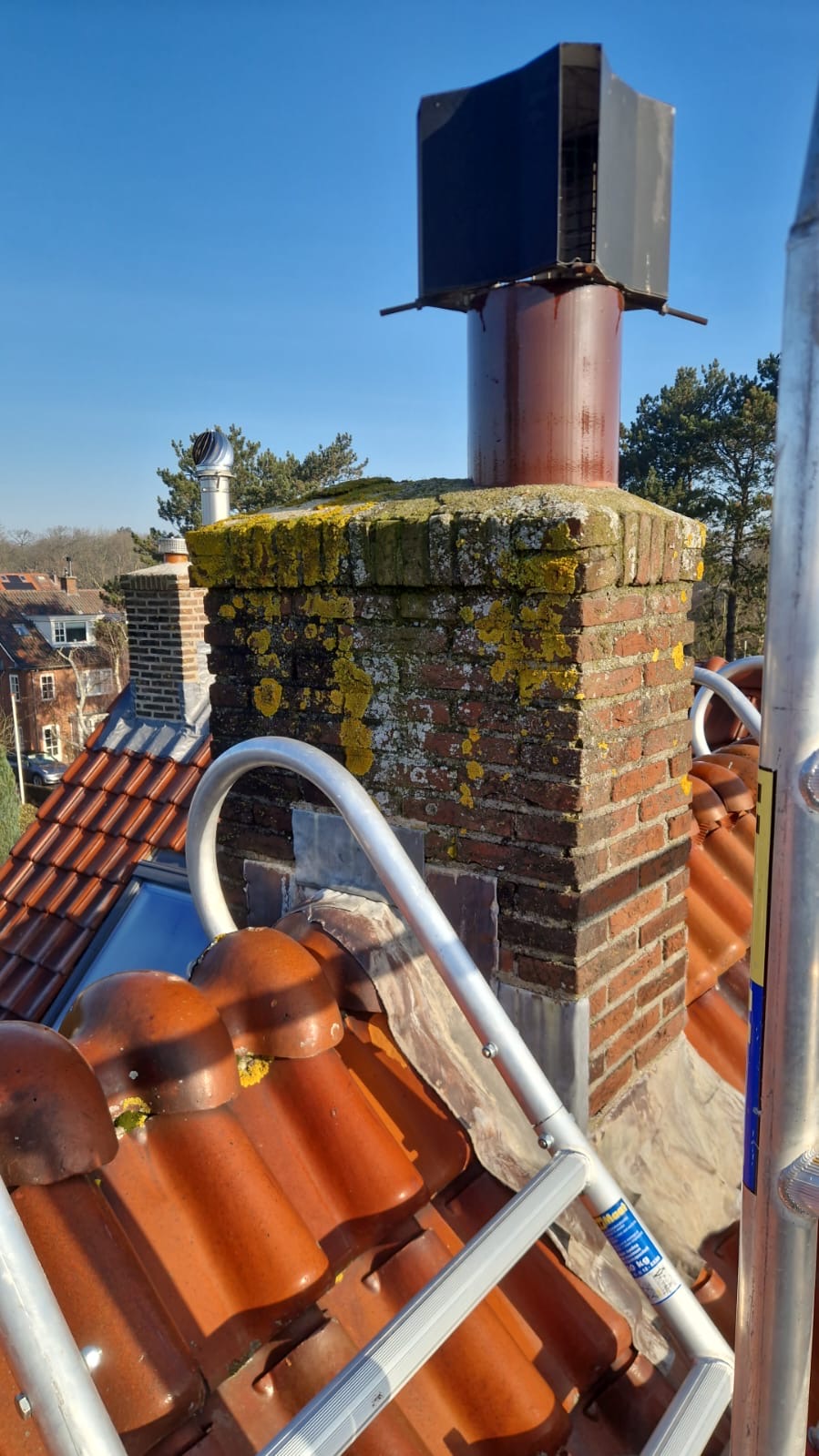 Schoorsteen in Den Haag vóór renovatie